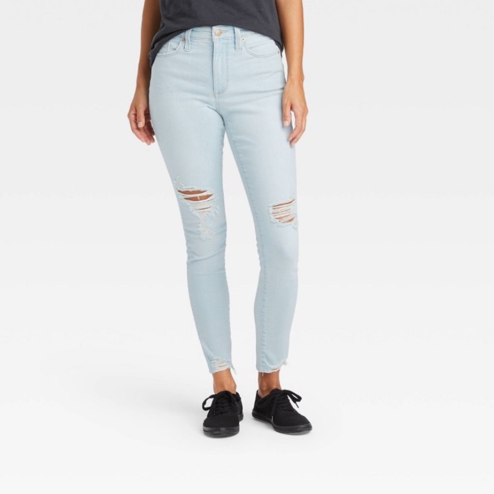 Universal Thread sz 2 light wash jeans . distressed,
